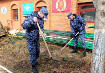 В Кургане росгвардейцы навели порядок на прихрамовой территории