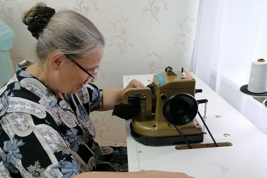 На занятиях проекта «Швейная мастерская «Мастерицы» начали изучение скорняжной машины