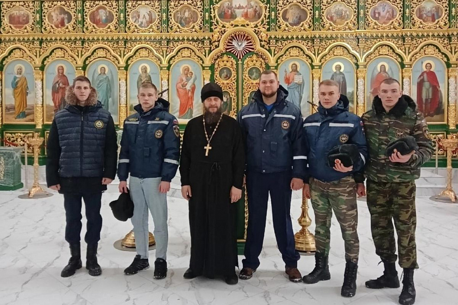 В Кургане студенты-спасатели помогли православному приходу