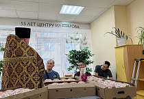 Накануне Пасхи находящимся на излечении воинам были вручены иконки и освященные куличи