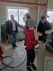 В «Папиной школе» при курганском храме наставники учат детей деревообработке, электронике и другим нужным делам