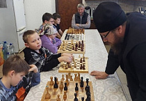 Настоятель курганского храма провел для детей сеанс одновременной игры в шахматы