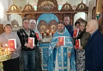 Волонтёры миссионерского отдела епархии поздравили жителей Лесниковского дома-интерната
