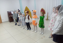 В Богоявленском соборе города Кургана прихожанам показали рождественскую сказку «Теремок»