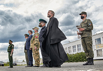 Курганские призывники, отправляющиеся в президентский полк, получили благословение священника