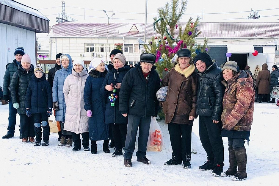 В Кургане подопечные «Сквера Милосердия» провели субботник и нарядили ёлку