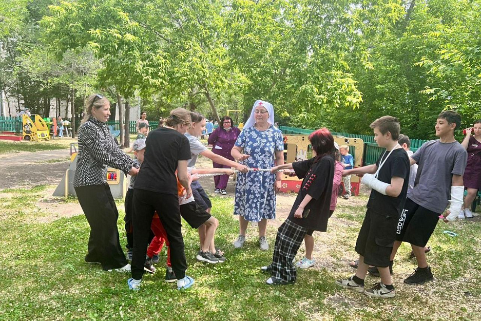 В Кургане сестры милосердия рассказали пациентам детской больницы о празднике Святой Троицы
