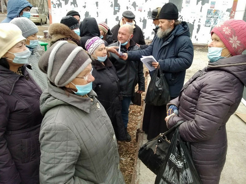Курганский священник провёл беседы со страждущими в Сквере Милосердия