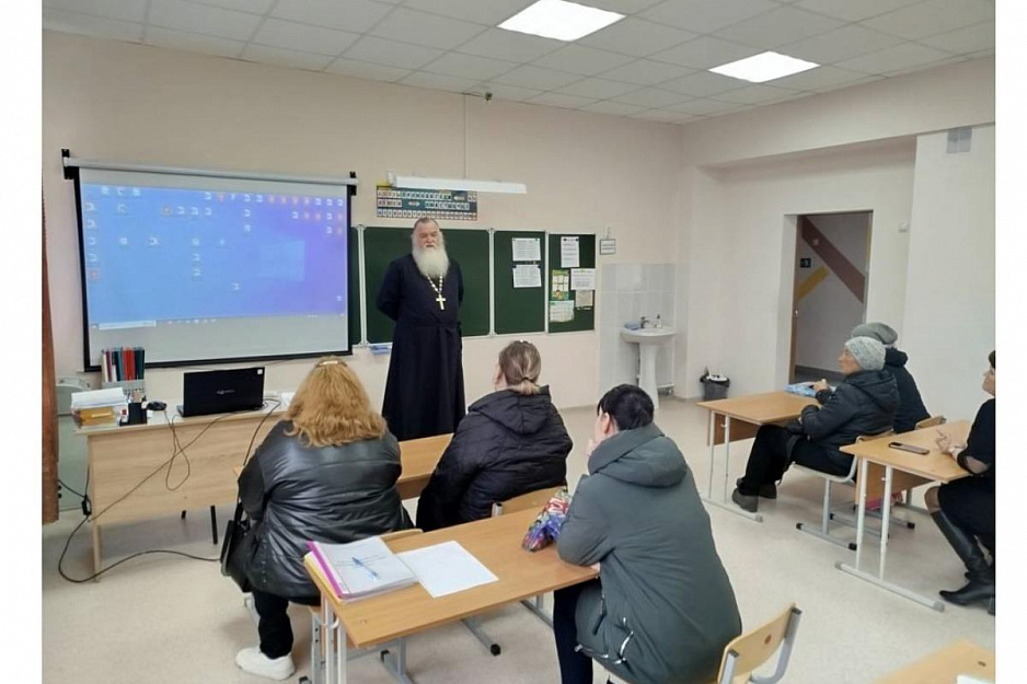 Настоятель зауральского храма выступил на родительском собрании по выбору модуля