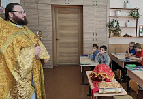 Настоятель Троицкого прихода Кургана провёл для детей урок ОПК