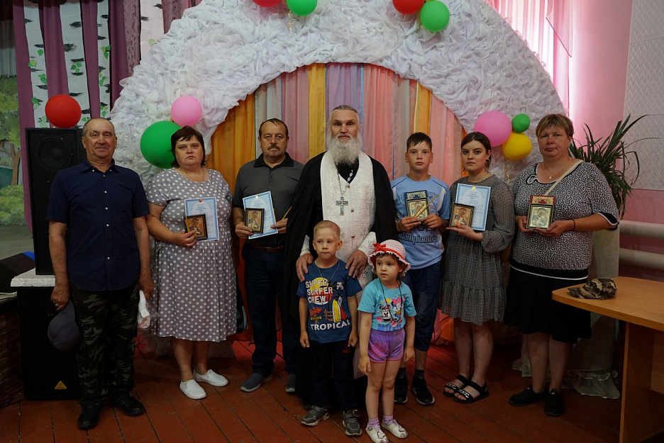В сельском клубе Зауралья совершили Таинство Крещения