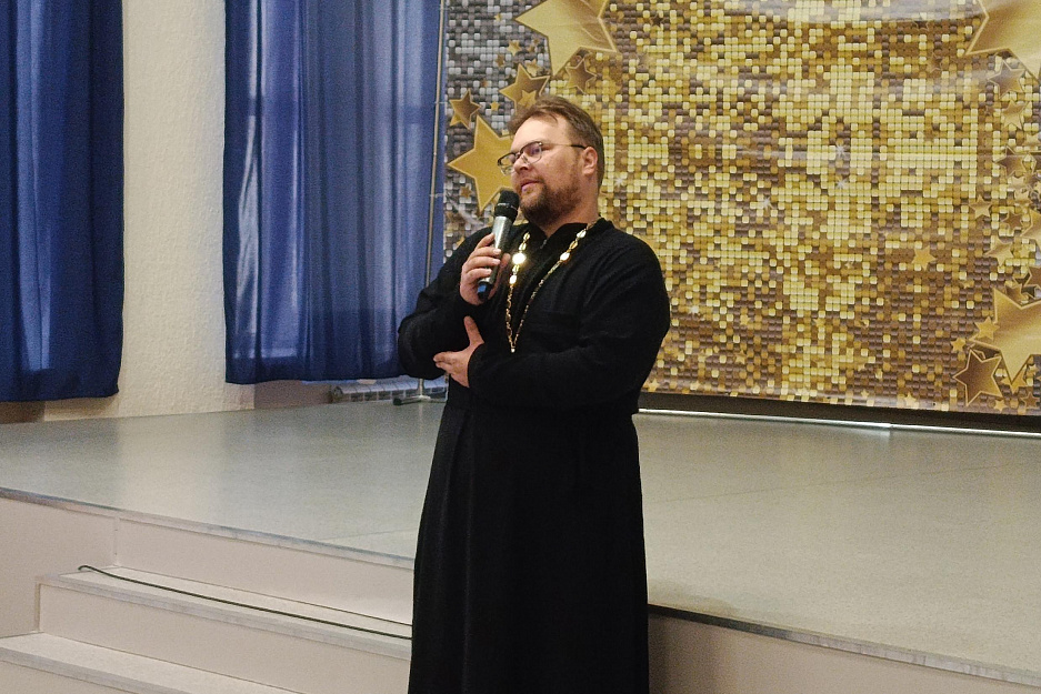 Почетным гостем Центра образования в День знаний стал курганский священник