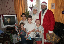 «Социальный Дед Мороз» из Успенского прихода в Варгашах посетил многодетные семьи