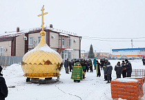 Величественный крест установили на храме села Половинное