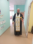 В Зауралье настоятель сельского храма освятил новый детский сад