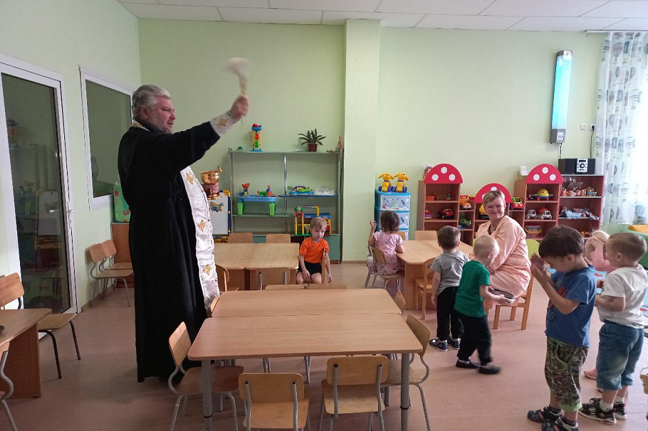 В Зауралье настоятель сельского храма освятил новый детский сад