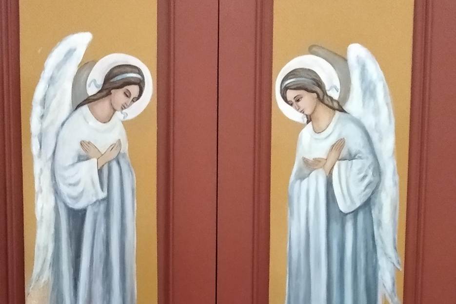 На дверях курганского храма появились ангелы