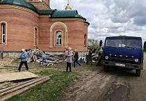 В Глядянском на субботнике убрали временный забор вокруг строящегося храма