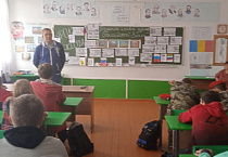 В Зауралье священник побывал на «Уроке мужества» в сельской школе