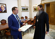 Митрополит Даниил передал губернатору Вадиму Шумкову высокую награду  