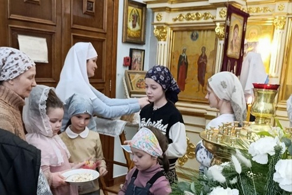В Курганском храме на ночном рождественском богослужении прихожанам дарили мандарины