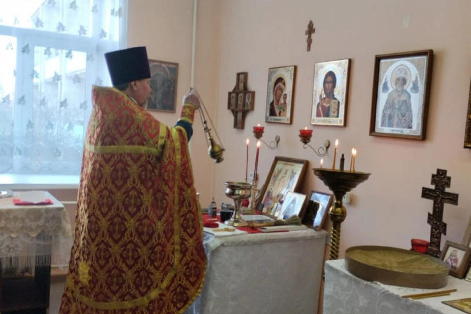 Курганский священник посетил дом-интернат для престарелых и инвалидов