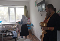 Пациенты хосписа в селе Садовое причастились Святых Таин в пасхальные дни