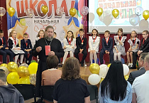 Священник села Садовое посетил выпускной вечер учеников четвертого класса