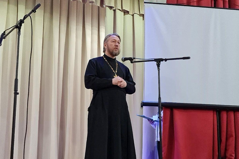 Зауральский священник торжественно открыл месячник оборонно-массовой и спортивной работы в селе Боровском