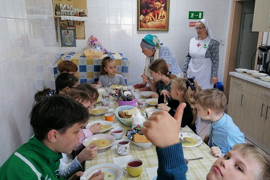 Участники курганского проекта «Школа милосердия» каждое воскресение кормят детей горячими обедами