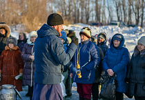 В Зауралье священник и его семья окунулись в крещенскую купель