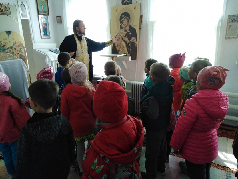 Детям из села Мостовское рассказали об устройстве храма