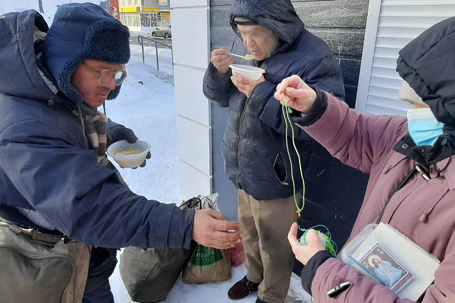 В курганском «Сквере милосердия» все желающие получили нательные крестики