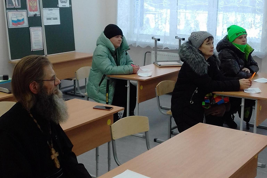 В Зауралье новый настоятель сельского храма посетил школу и наметил направления сотрудничества