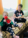 В Кургане сёстры милосердия раздают больным детям «витаминки счастья»
