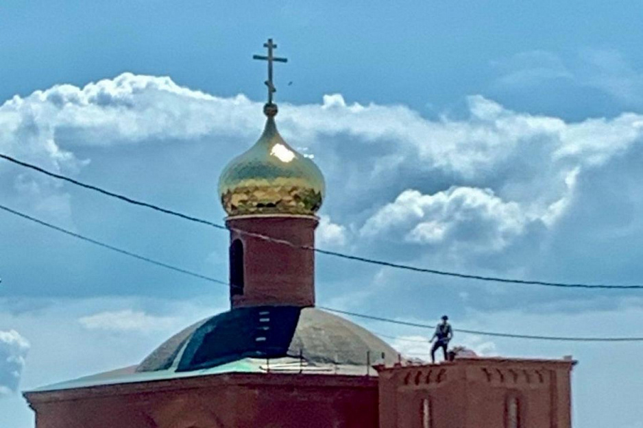 В строящемся храме села Половинное приступили к монтажу кровли