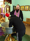Курганский священник окрестил  воспитанников «Центра помощи детям»
