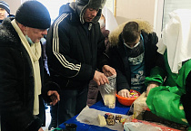В Кургане подопечные «Сквера Милосердия» в первую неделю января получили горячие обеды, теплые вещи и подарки