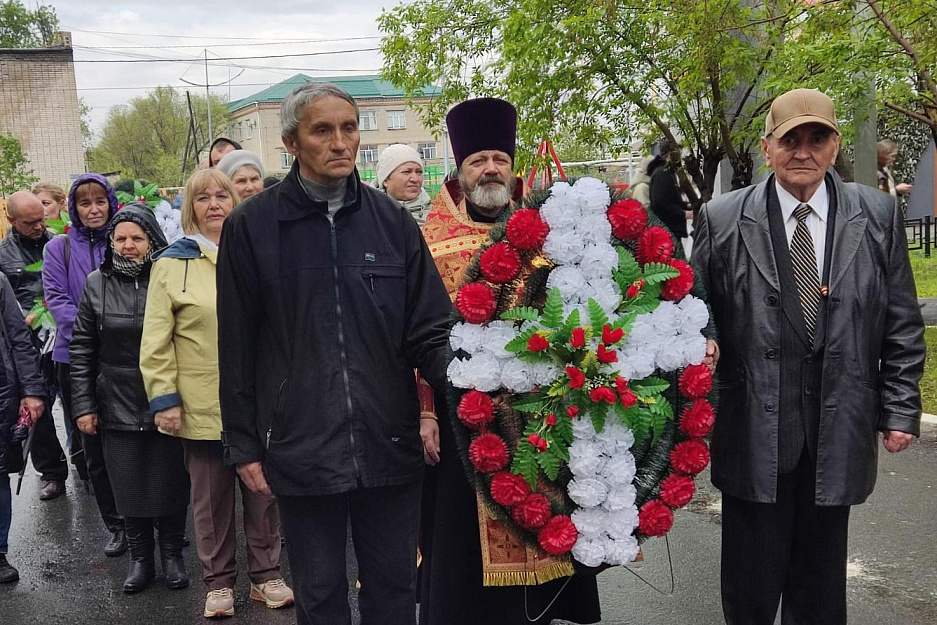 В Петухово настоятель участвовал в праздновании Дня Победы