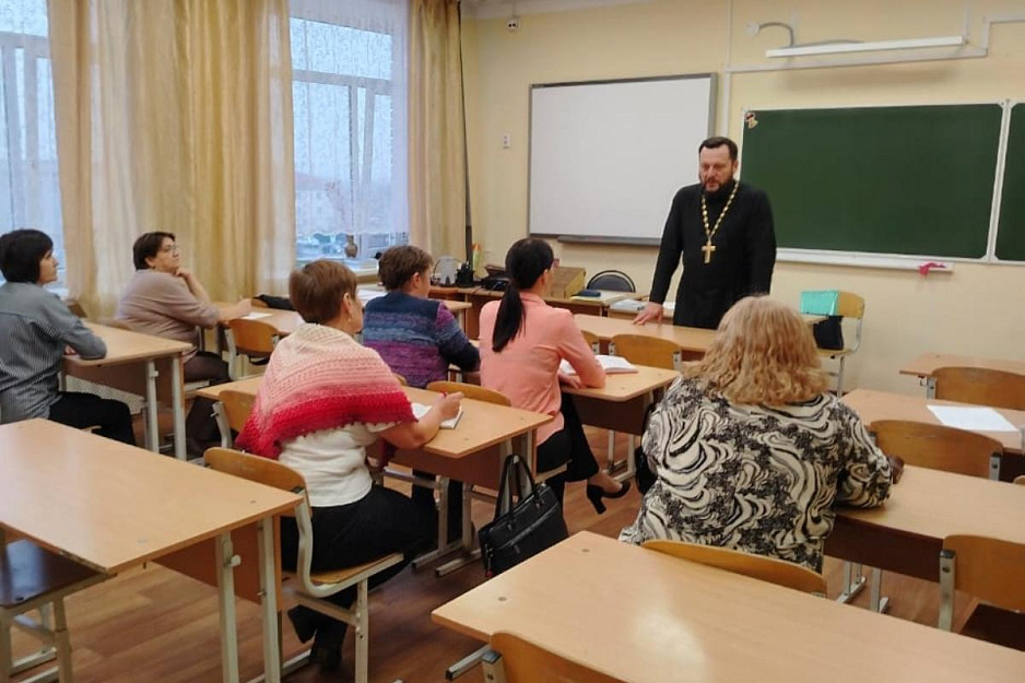 В Лебяжье священник выступил на заседании методобъединения учителей
