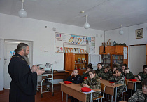 В Зауралье настоятель храма освятил юнармейское знамя