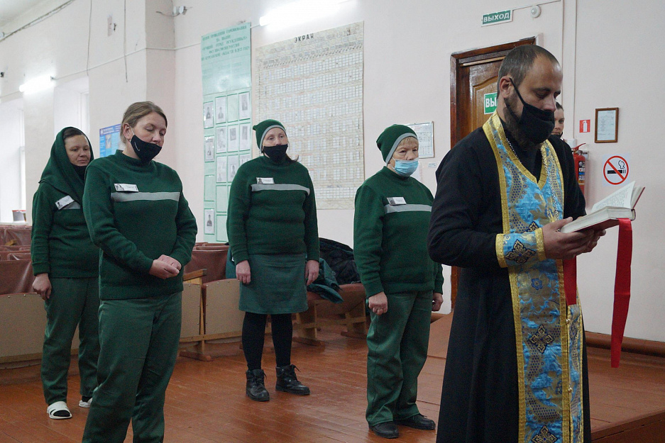 Курганские священники оказывают заключённым молитвенную поддержку