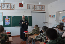 В Зауралье настоятель храма освятил юнармейское знамя
