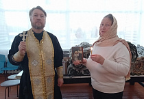 Сельский священник освятил окопные свечи для бойцов СВО