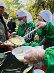 В социальном пункте «Сквер милосердия» нуждающихся снабжали едой, одеждой и Святым Евангелием