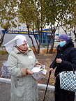В "Сквере Милосердия" бездомным начали раздавать тёплые вещи