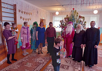 Братия Казанского Чимеевского монастыря вручили детям новогодние подарки