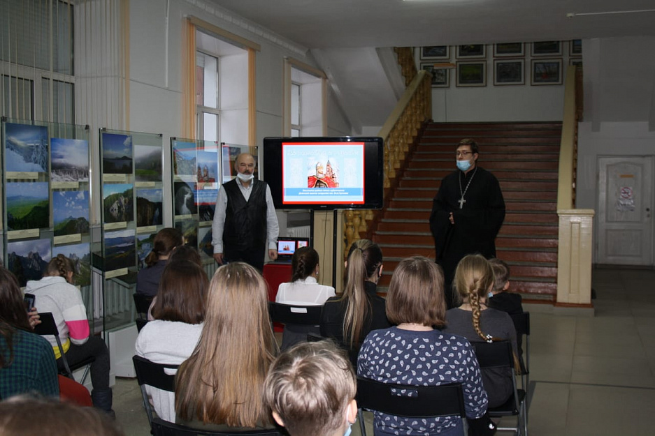 Курганский священник принял участие в открытии выставки рисунков в областном краеведческом музее