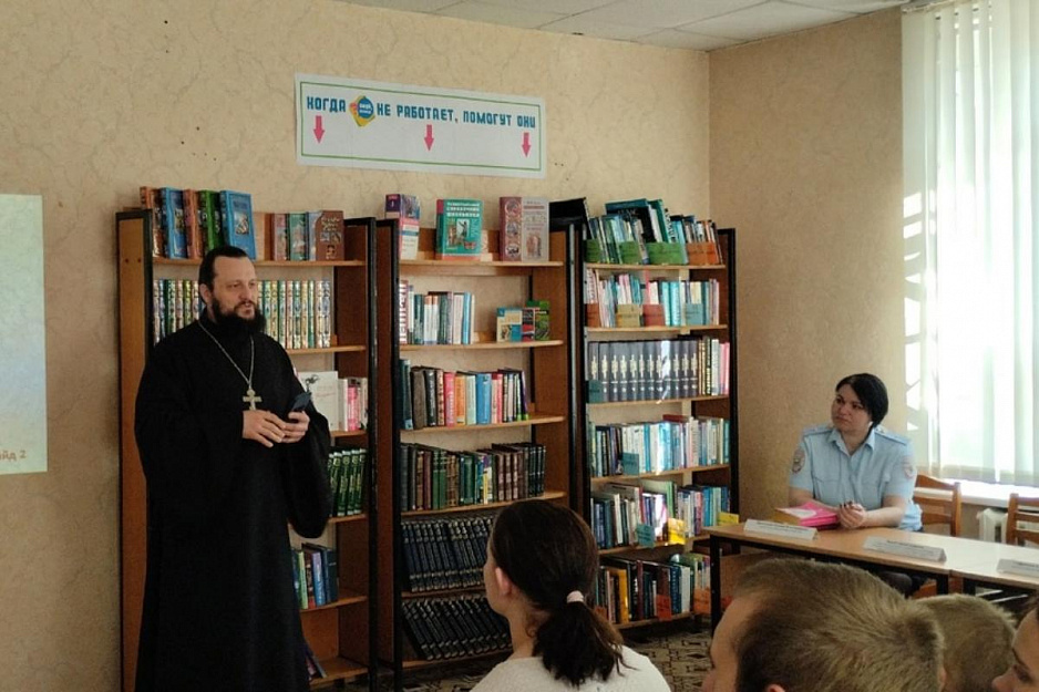 В Лебяжье священник говорил с подростками о вреде сквернословия