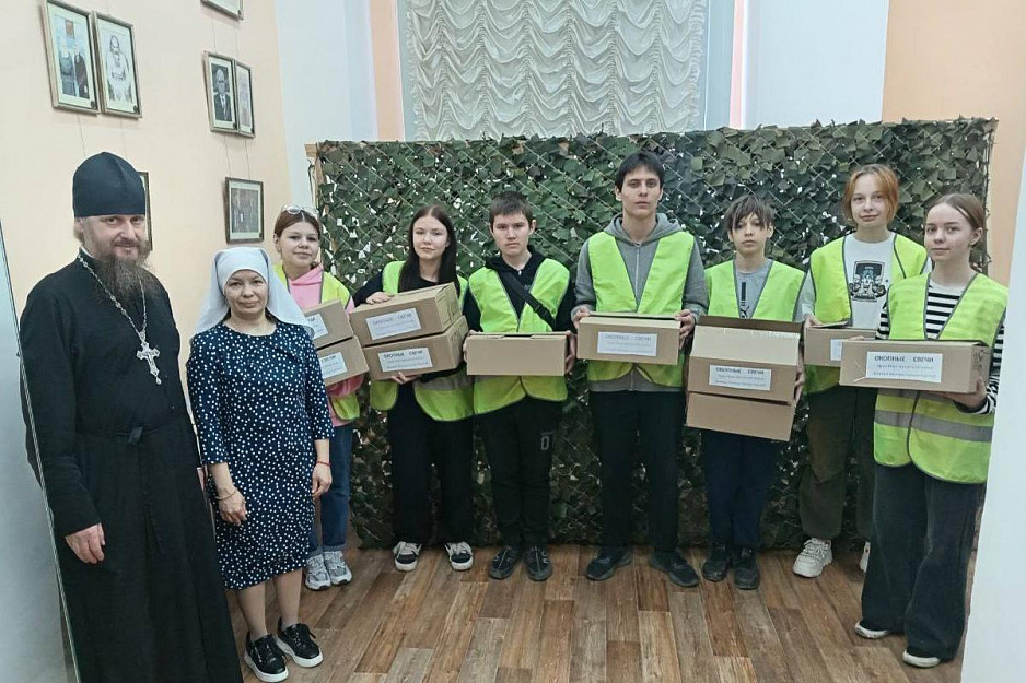 В Кургане школьники помогли прихожанам в изготовлении окопных свечей